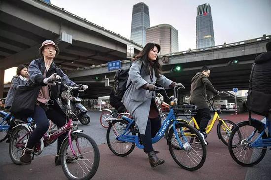  共享单车为北京的上班族解决了“最后一公里”出行问题